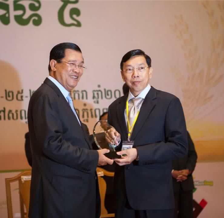 Khmer Foods Group getting award from Prime Minister Hun Sen